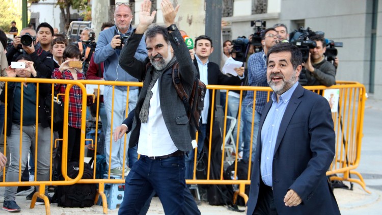 Jordi Cuixart i Jordi Sànchez, en el moment de la seva arribada a l'Audiència Nacional per declarar per sedició el 16 d'octubre del 2017, quan van ser empresonats preventivament. Agència Catalana de Notícies