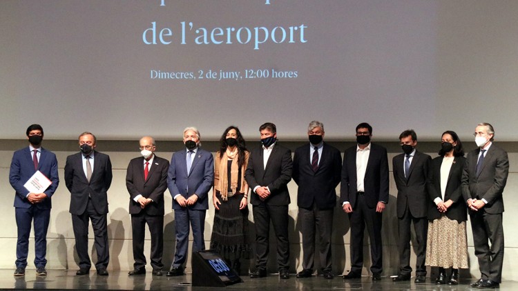Foto de família dels principals agents economics que s'han aplegat a Esade per reclamar l'ampliació de l'aeroport del Prat, el de juny del 2021. Agència Catalana de Notícies