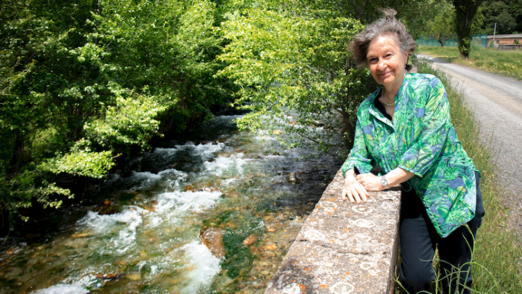 Maria Barbal al costat del riu de Sant Antoni, a Rialp (Pallars Sobirà). ROBERT RAMOS