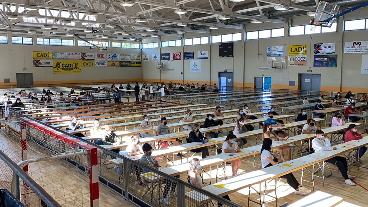 Pla general de desenes d'estudiants preparats per fer el primer examen de les PAU al pavelló poliesportiu que s'ha habilitat a la Seu d'Urgell per dur a terme la selectivitat. Agència Catalana de Notícies