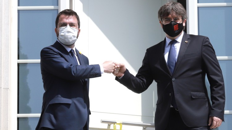 Pere Aragonès i Carles Puigdemont davant la Casa de la República de Waterloo. Robert Moreno