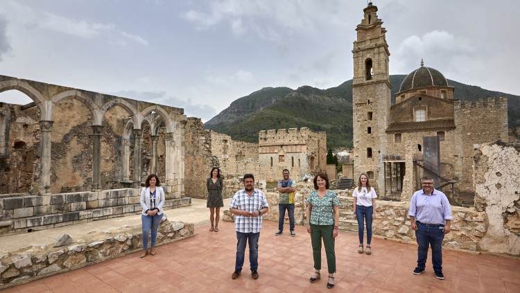 Àlex Ruiz, candidat al lideratge del Bloc, amb la presidenta de l'ANC, Elisenda Paluzie, al monestir de Santa Maria de la Valldigna| Cedides a EL TEMPS