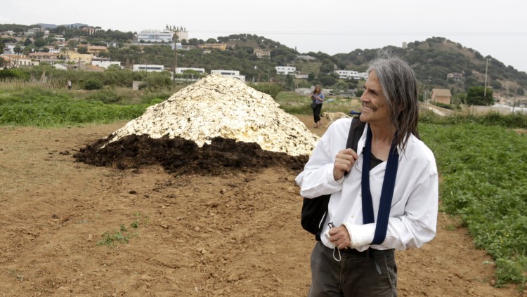 L'artista Perejaume davant del 'Femer', a les Cinc Sènies de Mataró.. ACN