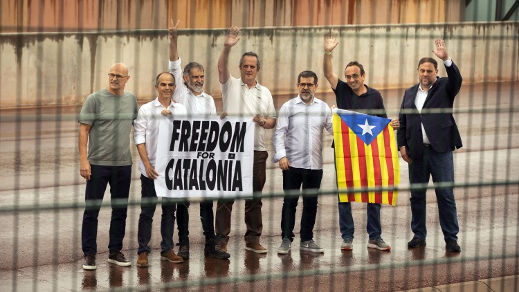 Els set presos polítics de Lledoners són fotografiats tot just abans de la sortida. Jordi Play