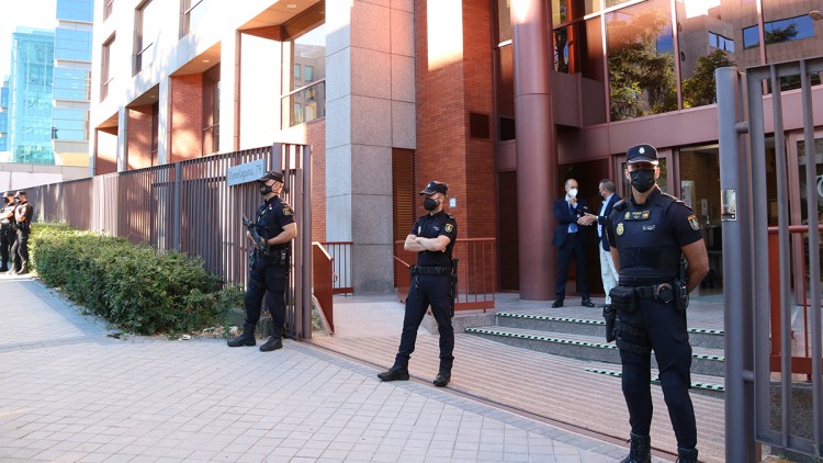 Pla general de l'entrada de la seu del Tribunal de Comptes al carrer Torrelaguna de Madrid on estan citats els 40 excàrrecs del Govern per les despeses d'acció exterior. Agència Catalana de Notícies