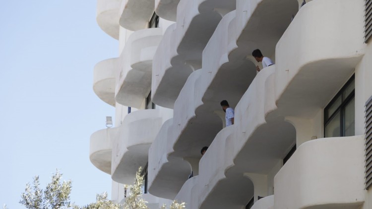 L'hotel en què van ser allotjats els joves turistes que van ser aïllats pel macrobrot de Covid. Europa Press