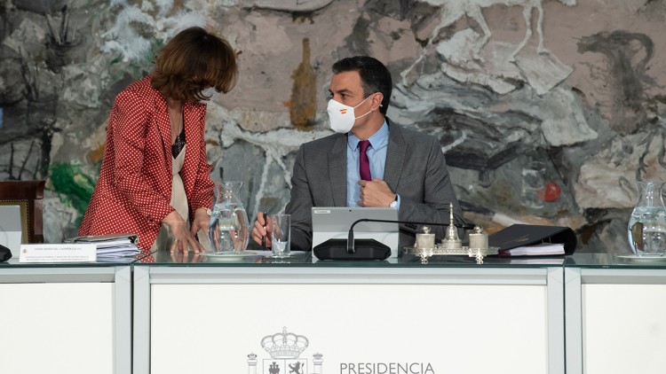 Pla mitjà del president del govern espanyol, Pedro Sánchez, amb la vicepresidenta primera, Carmen Calvo, a la reunió del Consell de Ministres que concedeix els indults als presos independentistes, el 22 de juny de 2021. Agència Catalana de Notícies