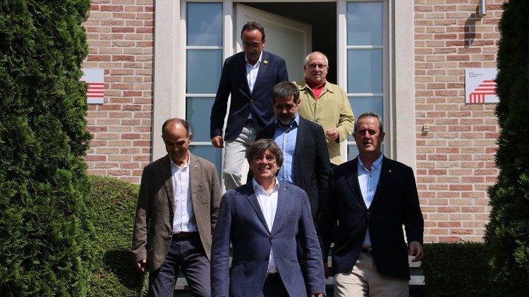 Carles Puigdemont, Jordi Sànchez, Jordi Turull, Josep Rull, Joaquim Forn, i Lluís Puig sortint de la Casa de la República Waterloo, 2 de juliol del 2021. Agència Catalana de Notícies