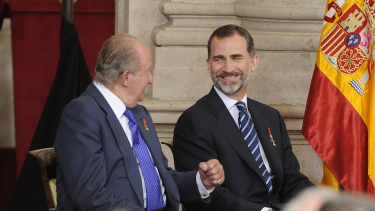 El rei espanyol emèrit, Joan Carles I, amb el rei actual Felip VI. Europa Press