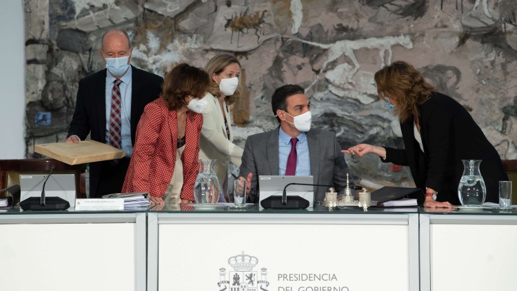 Pla mitjà del president del govern espanyol, Pedro Sánchez, envoltat de les vicepresidentes Calvo, Calviño i Ribera i del ministre de Justícia, Juan Carlos Campo, al Consell de Ministres que concedeix els indults, el 22 de juny de 2021. Agència Catalana de Notícies