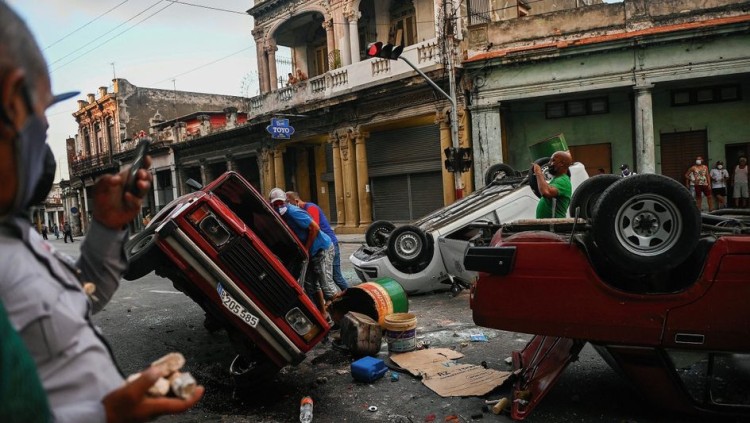 Un grup de manifestants bolquen un cotxe en una manifestació anticastrista a L'Havana. Der Spiegel