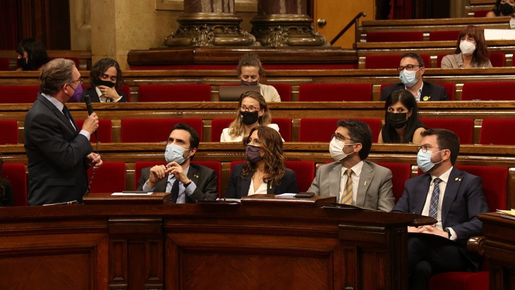 El president de la Generalitat, Pere Aragonès, es mira el conseller d'Economia i Hisenda, Jaume Giró, durant la sessió de control al Parlament. Agència Catalana de Notícies