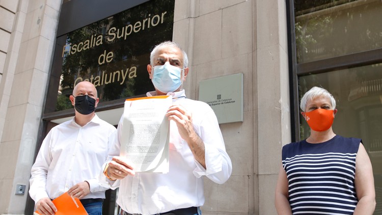 Pla obert contrapicat del diputat de Cs Joan García, el president del partit al Parlament, Carlos Carrizosa, i la diputada Anna Grau davant la Fiscalia Superior de Catalunya després de denunciar l'ICF i el Govern el 23 de juliol de 2021. Agència Catalana de Notícies