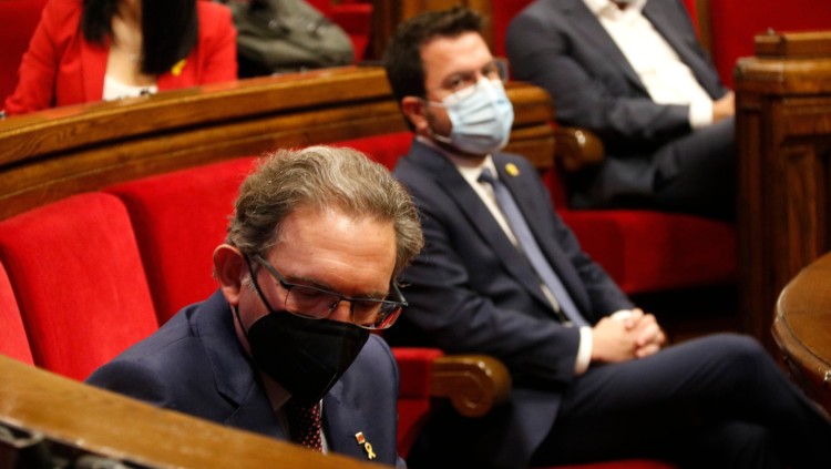Pla obert del conseller d'Economia i Hisenda, Jaume Giró, i el president Aragonès durant el ple del Parlament del 29 de juliol del 2021. Agència Catalana de Notícies