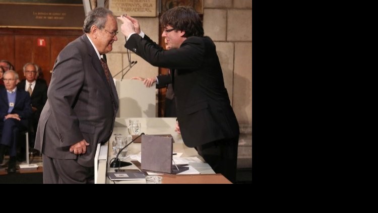 El president Puigdemont posa la Creu de Sant Jordi a Josep Sendra el 2016. Junts per Catalunya