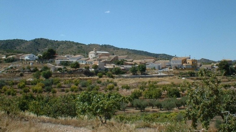 El Carxe és un territori de parla catalana més enllà del Pinós, que s'endinsa a Múrcia, als termes de Iecla, Jumella i Favanella. El català, llengua del país, continua parlant-se de manera natural i transmetent-se de pares a fills. L'administració murciana, però, l'ignora. No vol saber-ne res. A la imatge, l'aldea del Carxe, també dita el Raspai, que està dividida entre Iecla (Múrcia) i el Pinós (País Valencià).