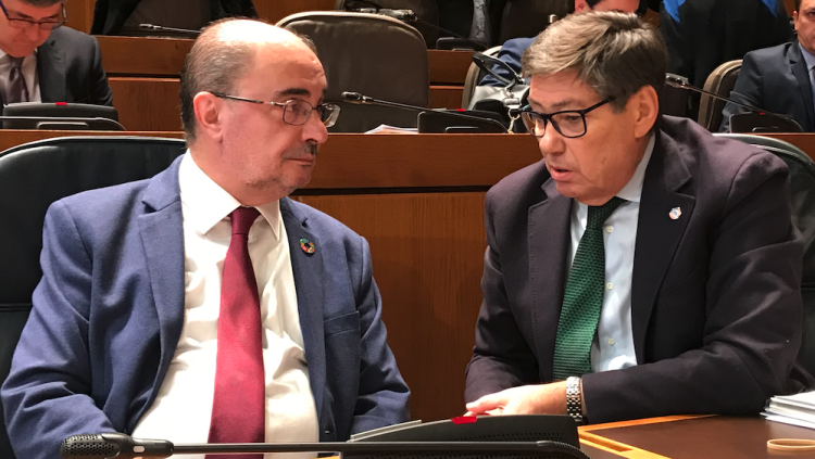 El president aragonès Javier Lambán (PSOE) amb el vicepresident Arturo Aliaga (PAR). Una part del sector crític del PAR aprofita l’aprovació de l’Acadèmia per atacar Aliaga.. EUROPA PRESS