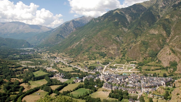 La Vall de Benasc guarda una peculiaritat lingüística que la singularitza. Els seus habitants parlen un català definit com de transició cap a l'aragonès. Català és i així els benasquesos l'utilitzen en els tractes amb els altres catalanoparlants, mentre que amb els aragonesos empren el castellà.. Flickr