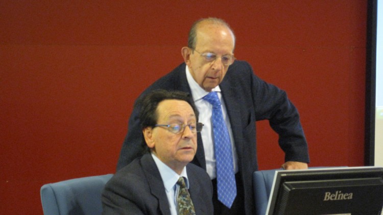 Germà Colón, alçat, al costat del filòleg Lluís Gimeno, amb qui va mantenir una extensa correspondència