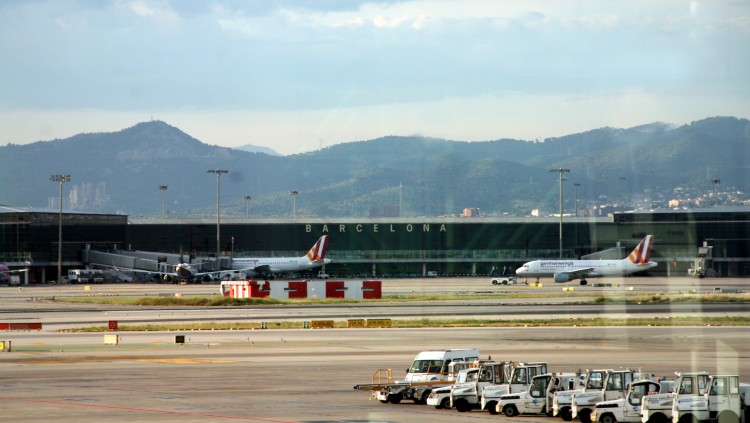Panoràmica d'una pista d'aterratge de l'Aeroport del Prat. Tevfik Teker, CC BY 3.0, via Wikimedia Commons