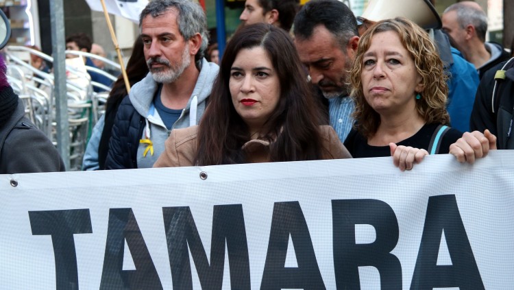 Imatge de Tamara Carrasco i la mare d'Adrià Carrasco a la capçalera de la manifestació aquest 10 d'abril de 2019. Agència Catalana de Notícies
