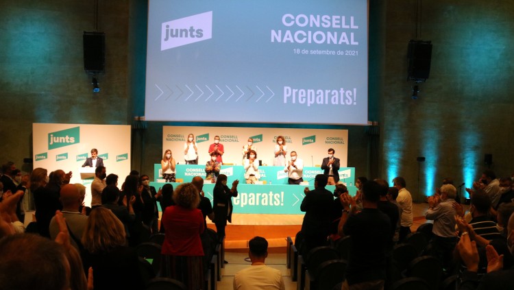 Pla general del Consell Nacional de JxCat, amb els assistents drets aplaudint la presidenta del Parlament, Laura Borràs, el 18-9-21. Agència Catalana de Notícies