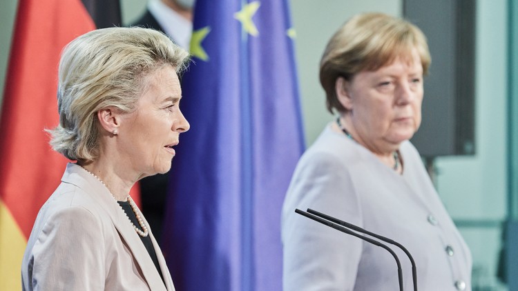 Pla mitjà de la presidenta de la Comissió Europea, Ursula von der Leyen, i la cancellera alemanya, Angela Merkel. Agència Catalana de Notícies