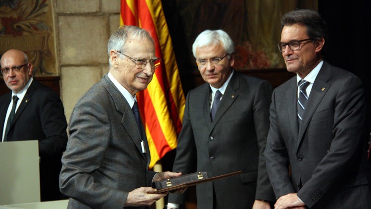 El monjo i historiador Hilari Raguer després de recollir la Creu de Sant Jordi el 22 d'abril del 2014. Agència Catalana de Notícies