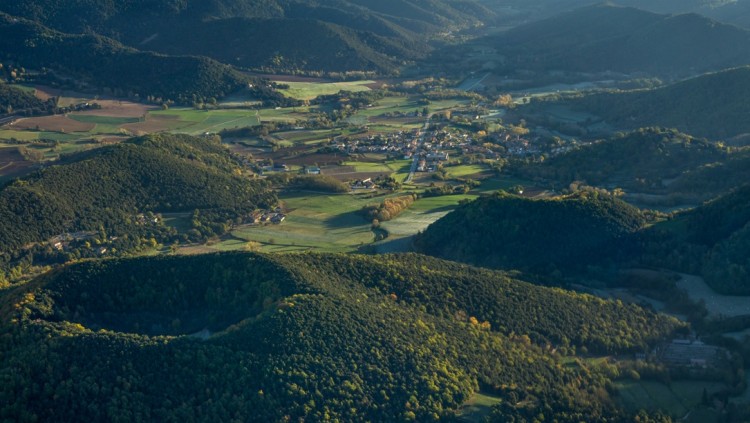 El volcà de Cofrents i els de la Garrotxa (a la foto) són els records d’un passat llunyà, quan la lava sortia de la terra en alguns indrets dels actuals Països Catalans. Rafael López-Monné / Arxiu imatges PTCBG