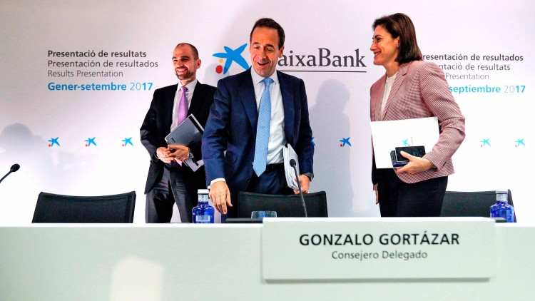 Gonzalo Cortázar, en primer terme, durant la presentació de resultats de CaixaBank a València.. EFE
