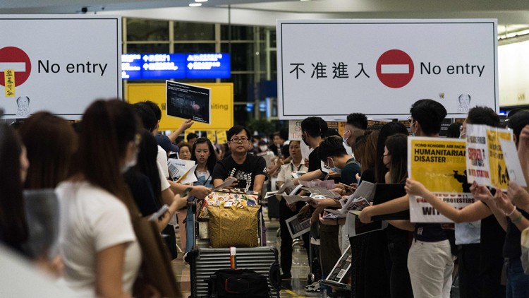 Fruit de la repressió, molts hongkonguesos marxen de la seua ciutat. Europa Press