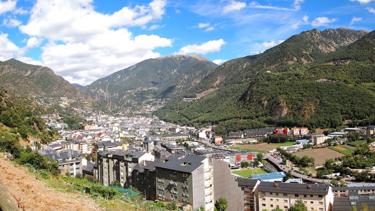 Panoràmica d'Andorra la Vella. Tiia Monto, CC BY-SA 3.0, via Wikimedia Commons