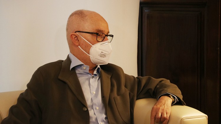 Primer pla del Síndic de Greuges, Rafael Ribó, al despatx d'audiències del Parlament el 23 de juny del 2021. Agència Catalana de Notícies