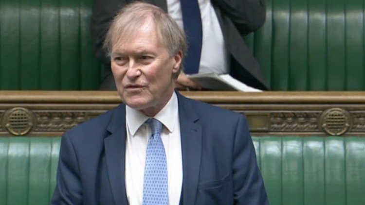Pla mig del diputat conservador David Amess, mor apunyalat el 15 d'octubre del 2021 a Essex, en una fotografia del seu web durant una intervenció a la cambra britànica. Agència Catalana de Notícies