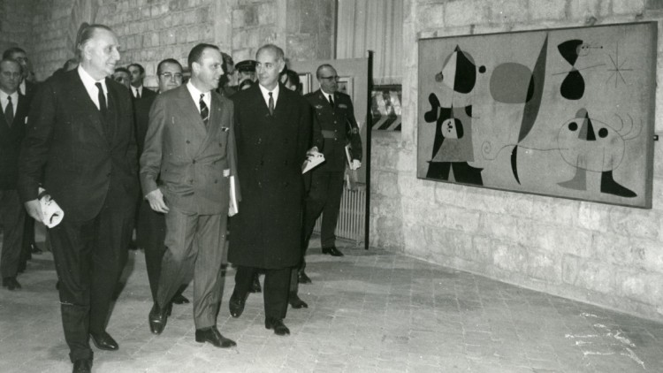 Josep Maria de Porcioles, a l'esquerra, al costat del ministre franquista Manuel Fraga en la inauguració d'una exposició de Joan Miró a l'Antic Hospital de la Santa Creu (1968). Juan Antonio Sáenz Guerrero, CC BY-SA 2.5, via Wikimedia Commons