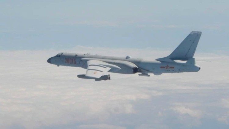 Una foto publicada pel Ministeri de Defensa de Taiwan mostra un bombarder xinès H-6. Dotze avions d'aquest tipus van irrompre a la zona de vigilància aèria de Taiwan fa unes setmanes. Der Spiegel