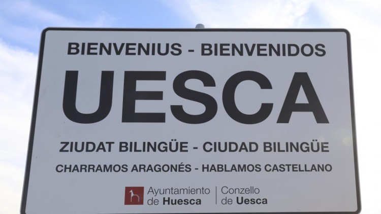 Cartell a l'entrada d'Osca en bilingüe| Europa Press
