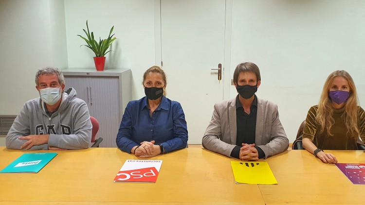 Els presidents dels grups municipals de Junts, David Torrents; PSC, Teresa González; ERC, Àlex Montornès, i En Comú Podem, Aïda Llauradó, després de signar l'acord de govern, el 25 d'octubre de 2021. Agència Catalana de Notícies