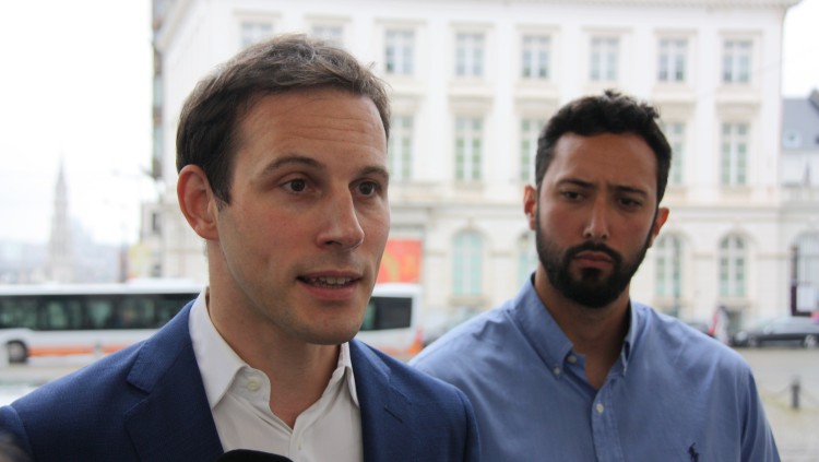 Pla curt de Valtònyc i el seu advocat, Simon Bekaert. Agència Catalana de Notícies