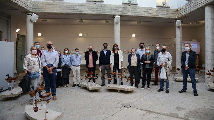 L’editor Eliseu Climent entre la presidenta del Parlament de Catalunya, Laura Borràs, i la consellera catalana de Cultura, Natàlia Garriga, en el claustre del Museu Joan Fuster de Sueca. Prats i Camps