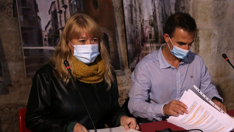 Pla tancat de la consellera de Cultura, Natàlia Garriga; Jordi Príncep, membre de la Junta directiva de l’APCC, en la roda de premsa per valorar les mesures del Pla d’Impuls del Circ a Vilalba dels Arcs. Agència Catalana de Notícies