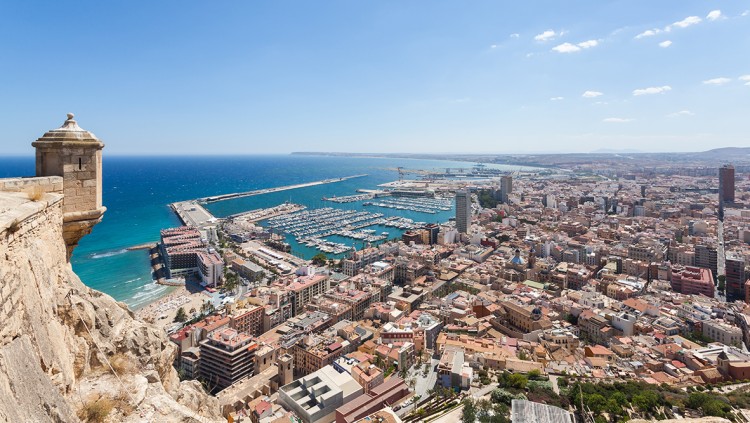 Panoràmica de la part litoral de la ciutat d'Alacant. Diego Delso, CC BY-SA 3.0, via Wikimedia Commons