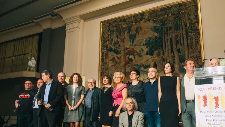 Foto de família dels 46 Premis Octubre: Guanyadors, organitzadors i jurat. Kike Taberner