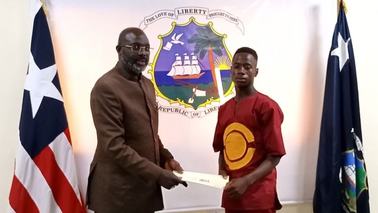 El president de Libèria, George Weah, amb Emmanuel Tuloe: una beca educativa i dues motocicletes