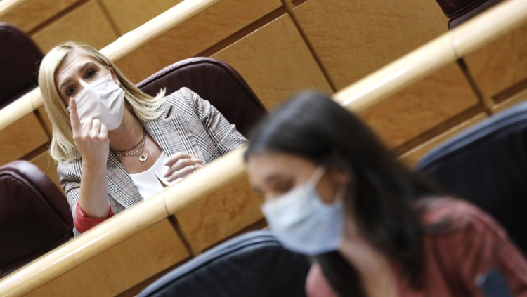 La senadora del PP, Salomé Pradas (alçant el dit), qui ha negat la unitat de la llengua des de la cambra alta. Europa Press