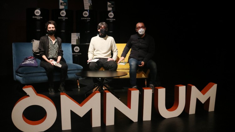 Eva Baltasar, Miquel Martín i Serra i Sebastià Perelló, finalistes del Premi Òmnium a la Millor Novel·la de l'Any, abans de l'entrega del guardó, el 4 de febrer del 2020. Agència Catalana de Notícies