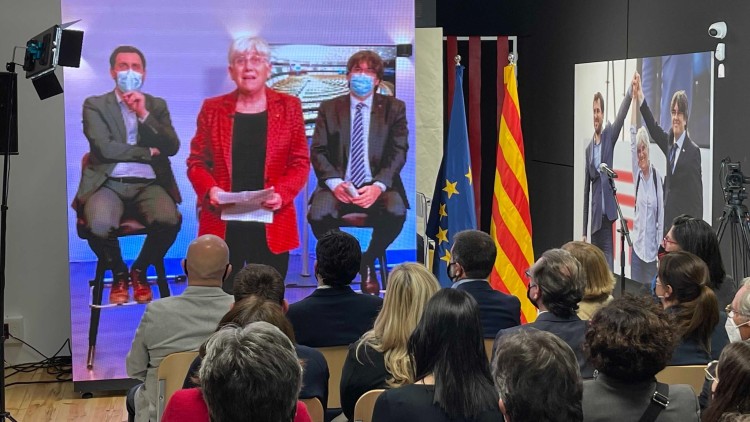 Els consellers Comín i Ponsatí i el president Puigdemont participen a distància a l'acte de l'obertura de l'oficina dels tres eurodiputats, ubicada a Barcelona. Twitter Junts i Lliures per Europa / @JuntsEU