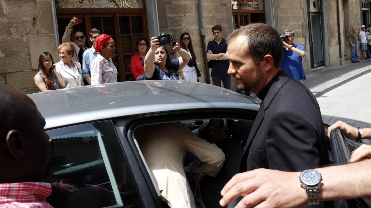 Pla mig on es pot veure el bisbe de Solsona, Xavier Novell, entrant en un cotxe a la sortida de l'església de Tàrrega on ha rebut una escridassada per les seves declaracions sobre els homosexuals, el 28 de maig de 2017. Agència Catalana de Notícies