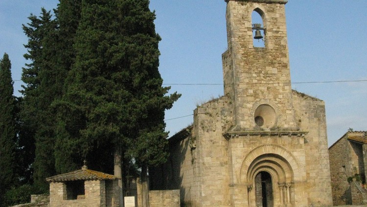 Església romànica de Santa Maria de Porqueres, consagrada al 1182. Bé Cultural d’Interès Nacional. Al costat, el comunidor