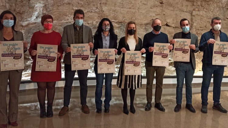 Ruth Merino (Ciutadans), Àgueda Micó (Compromís), Carlos Mazón (PPCV), Ana Garcia (CCOO-PV), Eva Blasco (CEV), Ismael Saéz (UGT-PV), José Muñoz (PSPV) i Carles Fons (Unides Podem) a la presentació de les mobilitzacions| EL TEMPS